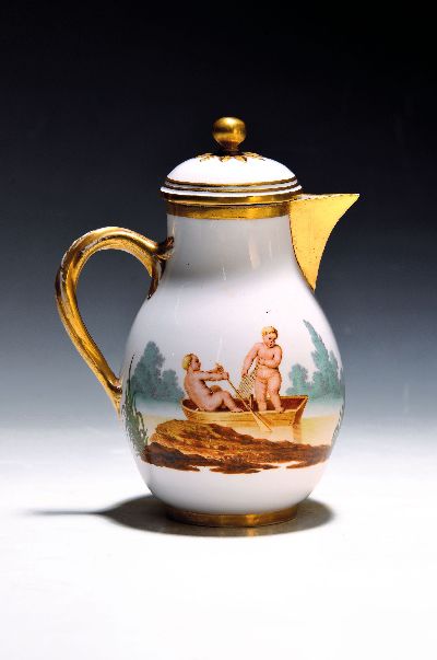 Kleine Kanne, Höchst, um 1760, Porzellan, Puttenmalerei wohl von Andreas Philipp Oetner, beidseitig bemalt mit fischenden Putten im Ruderboot und ...