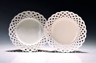 Zwei Dessertteller, Frankenthal, 1787, Fahne geflochtene Durchbrucharbeit, Bossierermarke H, Ignaz Hinel, CT-Marke, D. ca. 22.5 cm