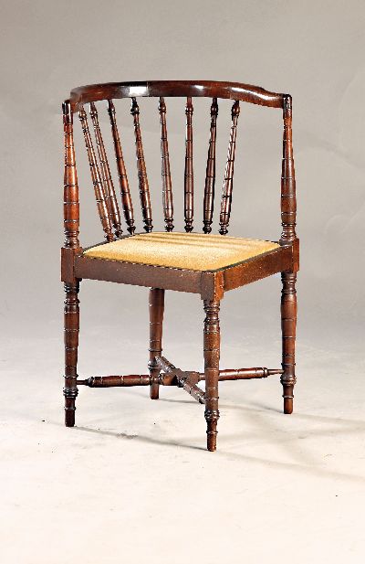 Englischer Eckstuhl, um 1900, Nußbaum massiv, gedrechselte Fuße und Streben, Sitzfläche gepolstert, 72x55x50 cm, EZ 2-3