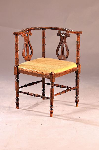 Eckstuhl mit Lyra-Dekor, um 1870, Rückenverstrebung in Form zweier Lyra, gedrechselte Bein und Streben, Verstrebung l. gelöst, 68x58x58 cm, EZ 3