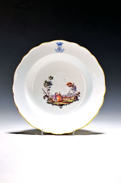 Tiefer Teller, Meissen, um 1860/80,, Porzellan, feine Lupenmalerei, galante Personen in Landschaft, im Hintergrund Blick auf eine Stadt mit Hügeln, ...