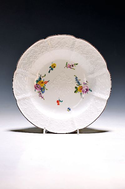 Tiefer Teller, Meissen, um 1745-50, Porzellan, reliefierter Veilchendekor, polychrome Blumengebinde und gestreute Blümchen, brauner Rand, D. ca. ...