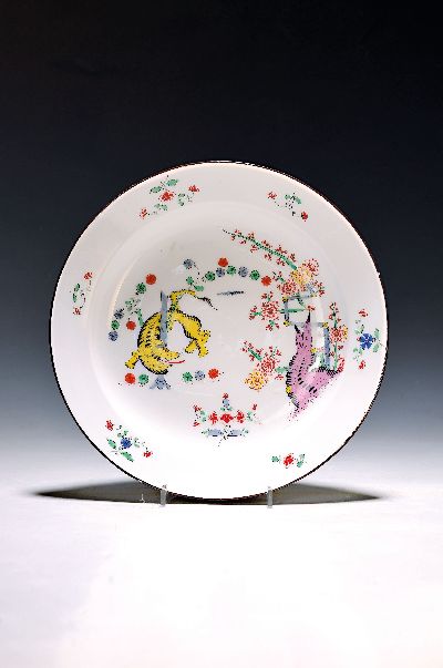 Teller, Meissen, um 1860, aus der königlichen Hofsilberkammer Dresden, alter gelber Löwe, brauner Rand, D. ca. 25 cm, die Hofsilberkammer, ...
