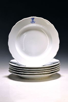 6 Teller, Meissen, um 1860/80, Porzellan weiß, Form neuer Ausschnitt, mit blauem bekröntem Monogramm, D. ca. 25 cm, z.T. bestoßen