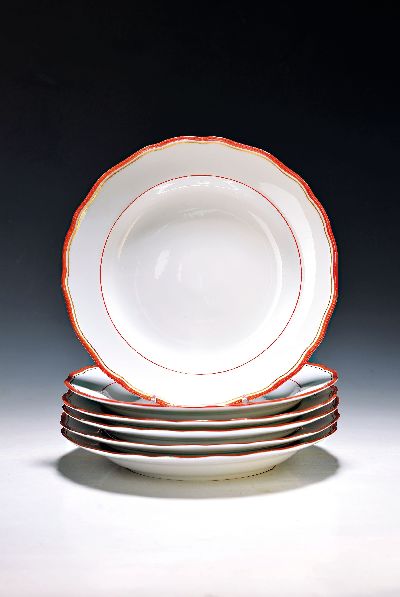 6 Teller, Meissen, um 1860/80, Porzellan, korallenroter Rand mit Goldrand, Form neuer Ausschnitt, drei Teller best. bzw. beschliffen, Gebr.-spuren, ...