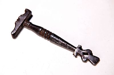 Werkzeug, wohl süddeutsch, 17. Jh., Eisen geschmiedet, mit kl. Hammer und am Ende Schraubendreher, H. ca. 11 cm, sammelwürdig
