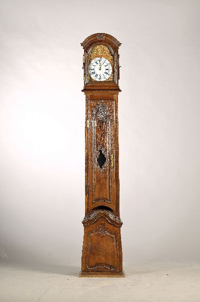 Standuhr, deutsch, um 1760/80, Eichengehäuse mit kräftigen Schnitzarbeiten, geschnitzte Rokoko-Elemente, Kopf abnehmbar, an oberer Tür Abplatzer ...