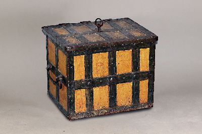 Kriegskassette, deutsch, um 1800, Eisen, teils holzfarben bemalt, 7-zügiges Schloß mit verzierter Abdeckung, ca. 42x54x46 cm, Alters- und ...