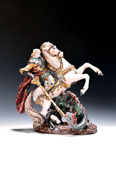 Keramikskulptur von Eugenio Pattarino, 1885-1971, Hl. Georg tötet den Drachen, bunt bemalt, reiche Goldstaffage, im Sockel Brandriß, H. ca. 42cm