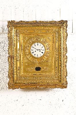 Wiener Rahmenuhr, um 1830/40, Elegant verziertes Holzgehäuse mit alter Vergoldung, Türrahmen in Rokokostil (selten, unten l. besch.), innen mit ...