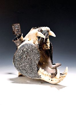Außergewöhnliches Raucherset, Indien, um 1920-30, Schädel eines Bären mit Applikationen aus Silber (geprüft), diese teils reliefiert mit ...
