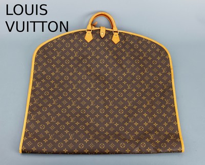 LOUIS VUITTON Kleidersack, Monogram Canvas, Tragehenkel und Besätze naturfarb. Leder, innen brauner Nylonbezug, 2 Kleiderbügel, Adressanhänger, ...