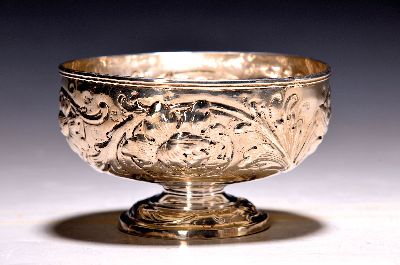 Fußschale aus Silber, London, 1895, Meistermarke ETB, Silber, reliefierter Floraldekor, H. 8 cm, 200g