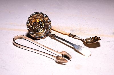 3 Serviceteile aus Silber, 19.Jh., Teesieb Gottschalk, Zuckerlöffel, Zuckerzange WCR, ges. ca. 80g