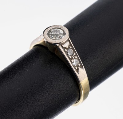 14 kt Gold Diamant-Ring, GG 585/000, part. rhod., mittig Altschliffdiamant ca. 0.25 ct Weiß/si, Ringschultern mit 4 Brillanten zus. ca. 0.12 ct ...