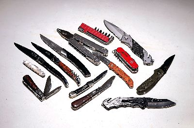 Konvolut aus 13 hochwertigen Taschenmessern, verschiedener Hersteller, Victorinox X Swisstool mit Tasche; 3x Witness Sheffield; 2x Laguiole; Böker ...