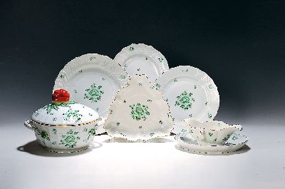 Speiseservice, Herend, 20. Jh., indische Blumen in Grün, Porzellan, Deckelterrine mit großer Fruchtbekrönung, applizierte Blätter, 6 Menueteller ...