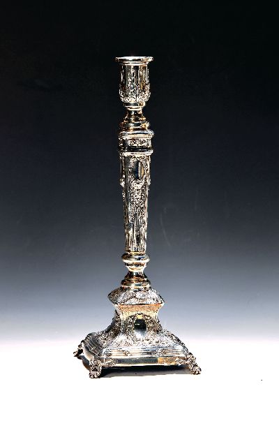 Großer Leuchter Sterlingsilber, im klassizistischen Dekor, 20. Jh., gestempelt ST925, auf vier Muschelfüssen stehend, gefüllt, H. ca. 36 cm