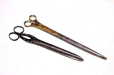 Zwei Papierscheren, 18./19. Jh., 1x orientalisch, mit floraler Goldtauschierung auf Gewerbe, Eisen und Messing, kannelierter Riemen, ornamentierte ...