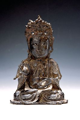 Sitzender Buddha, Ming-Dynastie, China, 17. Jh., Eisen, feiner Guß, z.T. altersbedingt dünne Wandung mit Fehlstellen, H. ca. 23.5 cm