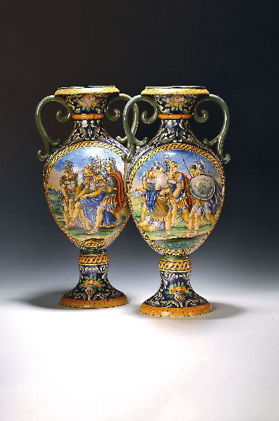 Paar große Amphorenvasen, Italien, um 1900, Majolika, aufwendige polychrome Bemalung, antike Soldaten, jede Vase beidseitig bemalt, geschwungene ...