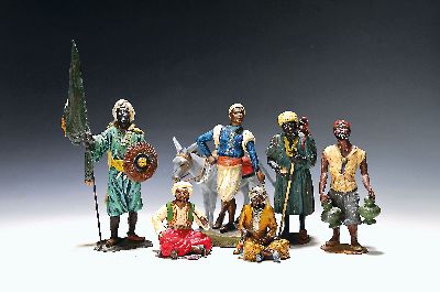 Sieben Figuren, Wien um 1900, Metallguß, bunt bemalt: Esel mit Lasten, vier stehende orientalische Männer, zwei Pfeifenraucher aus dem Orient, 8-24 ...