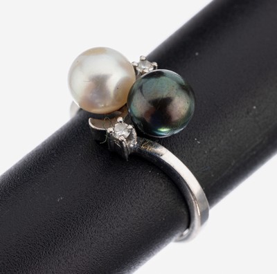 14 kt Gold Perl-Diamant-Ring, WG 585/000, 2Zuchtperlen, 1 x grau (gefärbt) und 1 x weiß, D. ca. 7 mm, 2 kl. 8/8-Diamanten, RW 56, ca. 3.9 g