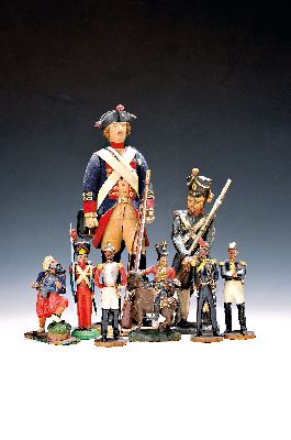 12 Soldatenfiguren, wohl deutsch, um 1900 bis 1. Hälfte 20. Jh., aus Holz, Pappmaché und Textil, verschiedene Größen und teilweise Serien, 1x ...