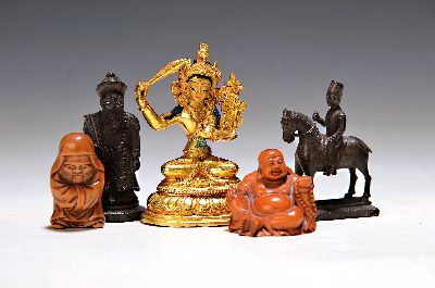 5 Miniaturfiguren, Asien, 20. Jh., Holz und Horn, eine Manjushri aus Bronze, vergoldet und bemalt, H. 8 cm, zwei Netsukes aus Holz, H. 3.5-4.5 cm, ...