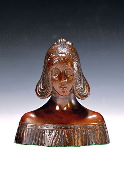 Jugendstilbüste, Bronze,um 1900, patiniert rückseitig Gießerstempel, ca. 13 x 11.5 cm A.G.H.G & S.