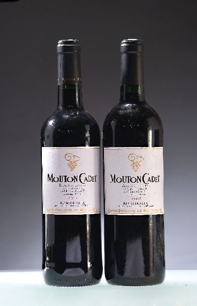 2 Flaschen Mouton Cadet, Jahrgang 2005 und 2013, Bordeaux, Baron Philippe de Rothschild, je ca. 75cl, 12,5/13%Vol., High Fill