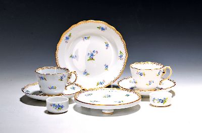 6 Tassen mit Untertassen, 6 Gebäckteller, Meissen, um 1900, 1. Wahl, Porzellan, but bemalt mit gestreuten Vergissmeinnicht, Goldkante, dazu ...