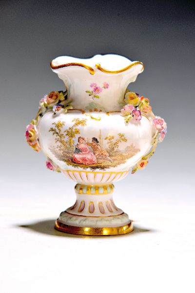 Kleine Vase, Meissen, um 1900, 1. Wahl, fein bunt bemalt mit galanter Szene und Blumenbukett, mit vollplastischen Blüten appliziert (best.), ...