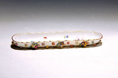 Federschale, Meissen, um 1900, 1. Wahl, bunt bemalt mit kl. Blumenbuketts und Streublumen, außen mit vollplastischen Blüten appliziert, diese ...