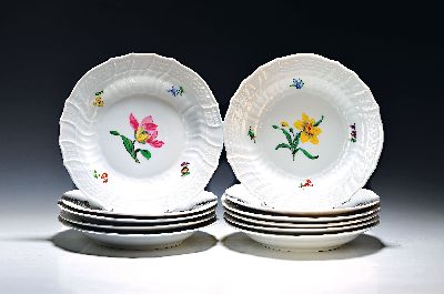 11 Teller, Meissen, um 1880 bis 1900, 2. Wahl, Neubrandensteinrelief, bunt bemalt im Dekor Blume I, D. ca. 22-23cm