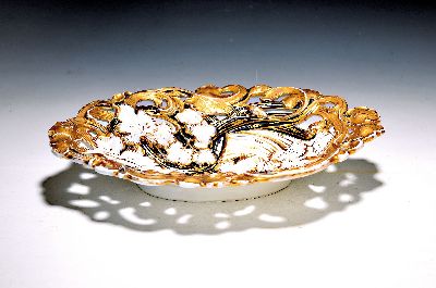 Prunkschale, Meissen, um 1870-80, 1. Wahl, Porzellan, reich reliefiert, partiell kobaltblau glasiert, matt- und glanzvergoldet, leicht berieben, ca. ...