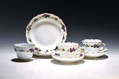 7 Teile Porzellan, Meissen, um 1900, 1. Wahl, mit Veilchen-Bordüren bemalt, Goldrand, 3 Tassen, 2 Untertassen, davon eine best., 2 Teller 17cm mit ...