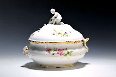 Deckelterrine, Meissen, um 1870-80, 2. Wahl, bunt bemalt im Dekor Blume I, Goldkante, Deckelbekrönung Amorette mit Füllhorn, ein Henkel gebrochen, ...