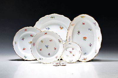 28 Teile Porzellan, Meissen, um 1900, 1. und 2. Wahl, Dekor gestreute Blumen, Goldränder, leicht berieben, 9 flache Teller 24.5cm, 6 tiefe Teller ...