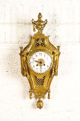 Kartelluhr, Frankreich, um 1880, Bronze, im Empirestil, seitliche Gitterschallöffnungen, Schwungbereich des Pendels ebenfalls hinter Gitter, ...