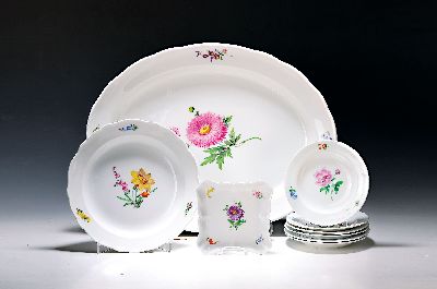 13 Teile Porzellan, Meissen, um 1900, 2. Wahl, bunt bemalt im Dekor Blume I, sehr große ovale Platte 60x45cm, runde Platte D. ca. 30cm, kl. ovale ...
