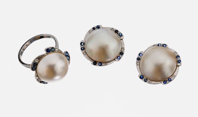 14 kt Gold Perl-Saphir-Diamant-Schmuckset, WG 585/000, best. aus: 1 Ring, RW 52, und 1 Paar Ohrclips, Mabeperlen, D. ca. 14.3 bzw. 15.6 mm, umgeben ...
