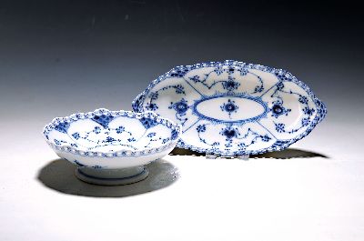2 Schalen, Kgl. Kopenhagen, Dekor Musselmalet Vollspitze, Porzellan, blauer floraler Dekor unter der Glasur, 1x oval ca. 25x12cm, 1x rund mit Fuß, ...