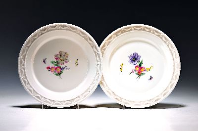 2 Teller, KPM Berlin, Dekor Kurland, grau hinterlegte Bordüre, mittig feine bunte Blumenmalerei, D. ca. 25.5cm