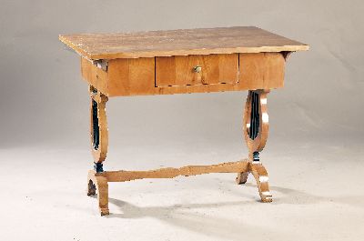 Biedermeier Schreibtisch, um 1830/40, Kirschbaumfurnier, Wangen in Lyraform, eine Schublade, ca. 75 x 97 x 70 cm, EZ 2-3