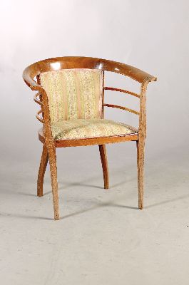 Armlehnsessel, Jugendstil, um 1910, Nußbaum massiv, gepolstert und bezogen, H. ca. 75 cm, EZ 2-3