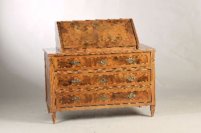 Schreibkommode, Barock, 1770/80, Nußbaumfurnier, mit Schreibklappenaufsatz, Unterteil mit 3 Schubladen, Rahmenfüllungen in Wurzelnussfurnier, mit ...