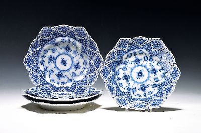 Vier Teller, Musselmalet, Royal Copenhagen, Dessertteller, Vollspitze, breiter Spitzenrand, blaue Unterglasurbemalung, D. ca. 17.5 cm