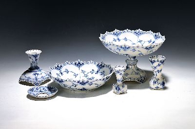 Fünf Geschirrteile Royal Copenhagen, Musselmalet, Vollspitze, Porzellan, Fußschale 1020 H. 14.5 cm, D. 20.5 cm, Schale 1018. D. 21 cm, zwei Vasen ...