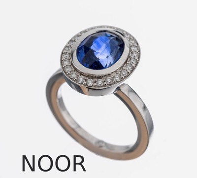 18 kt Gold NOOR Saphir-Brillant-Ring, WG 750/000, qualitätvolle Verarbeitung, ovalfacett. Ceylon-Saphir ca. 4.80 ct (grav.),umgeben von 24 ...